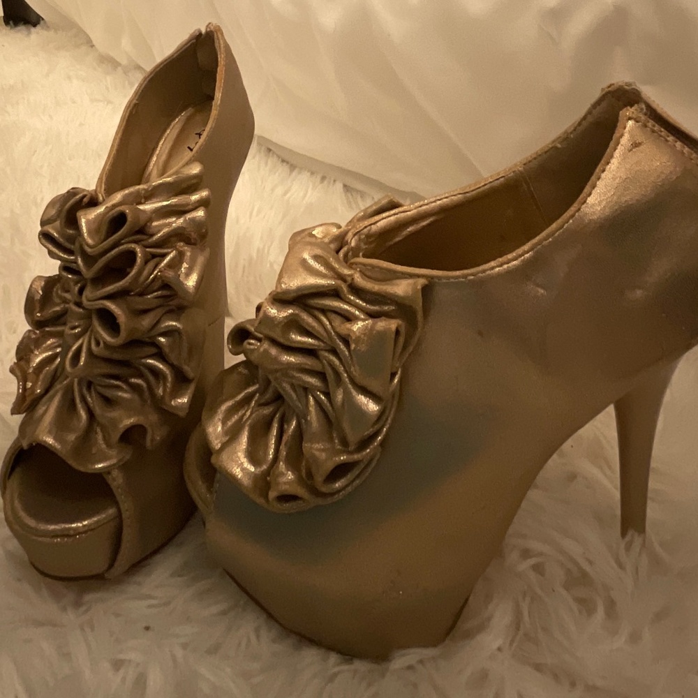 Quipid sz 6 gold  platform